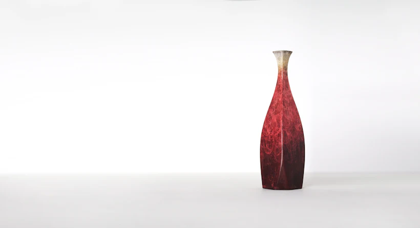 Vase rouge profond en céramique sur fond clair