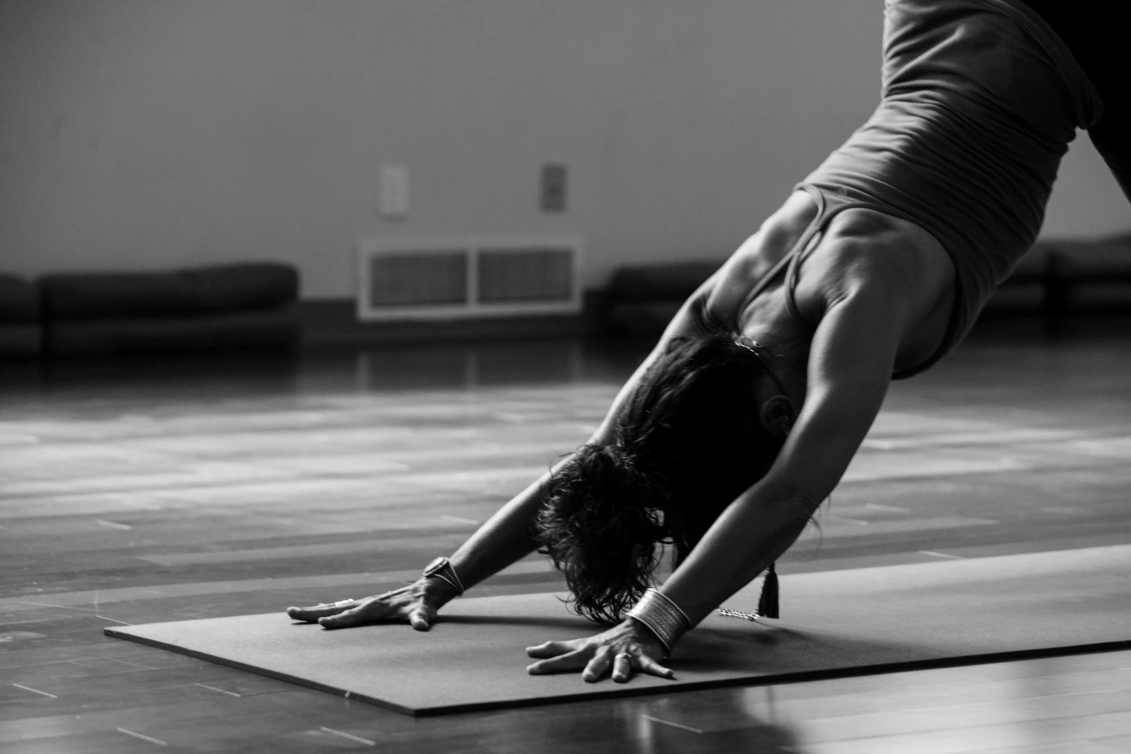 Une élève pratique une posture de yoga dans un studio