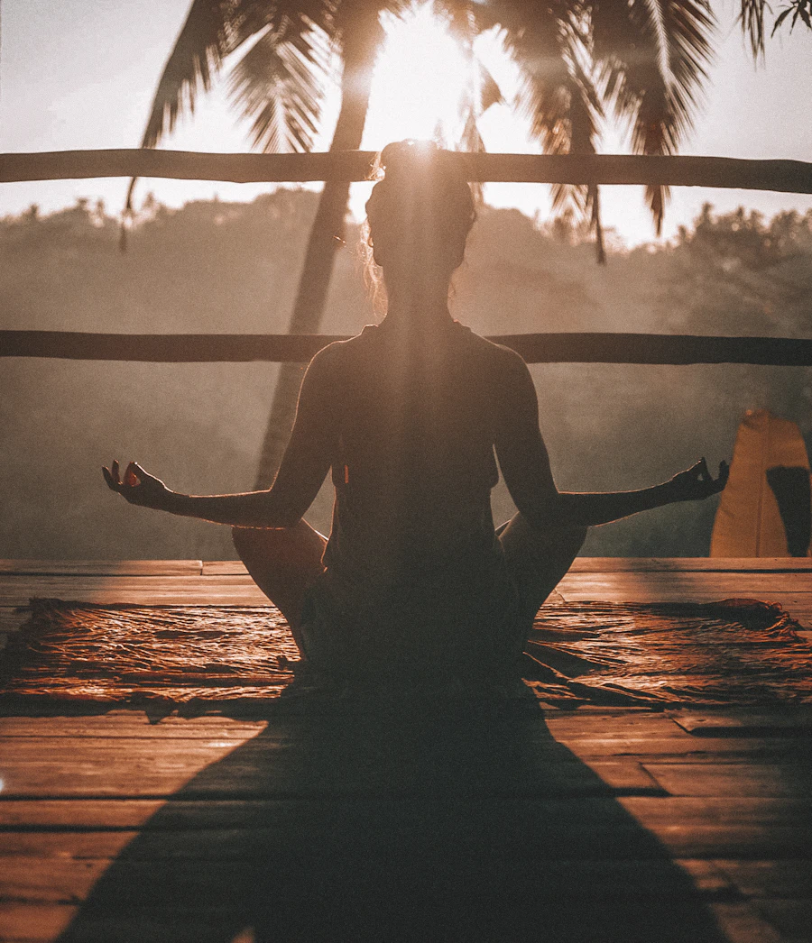 Une personne médite au calme après une séance de yoga